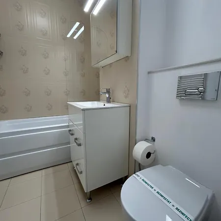 Апартаменти Elegant With Views - Prime Location - 02