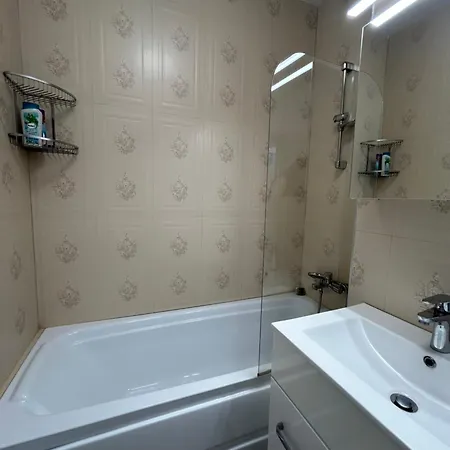 Апартаменти Elegant With Views - Prime Location - 02 *